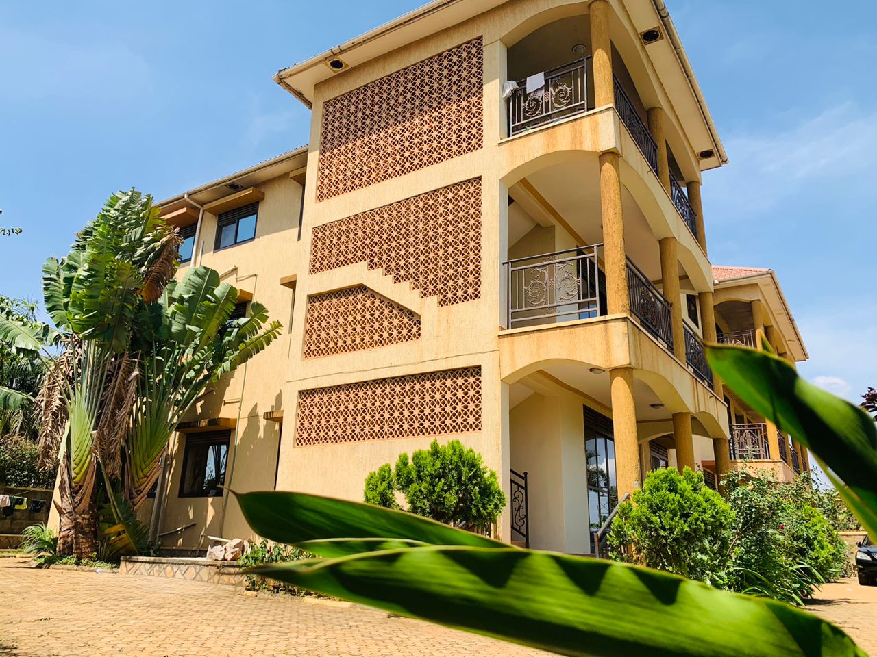 Leeroy Apartments